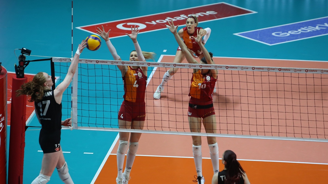 Erteleme maçında THY'ye set vermeyen Galatasaray 4. sıraya yükseldi