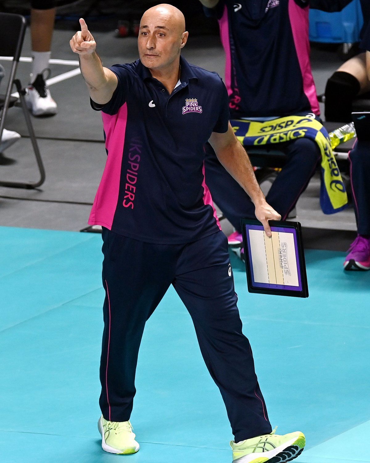 Abbondanza'dan Pink Spiders ile 14 maçlık seri