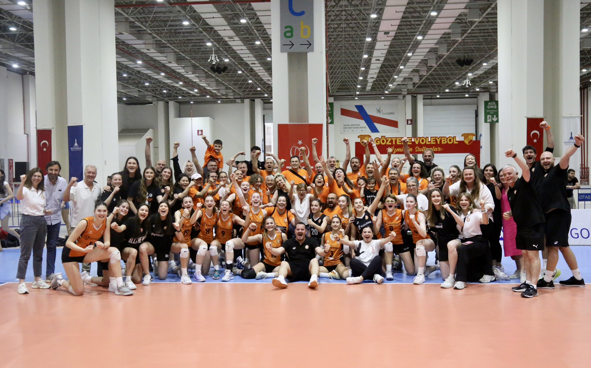 VakıfBank'ı 3-2 yenen Eczacıbaşı Şampiyon oldu