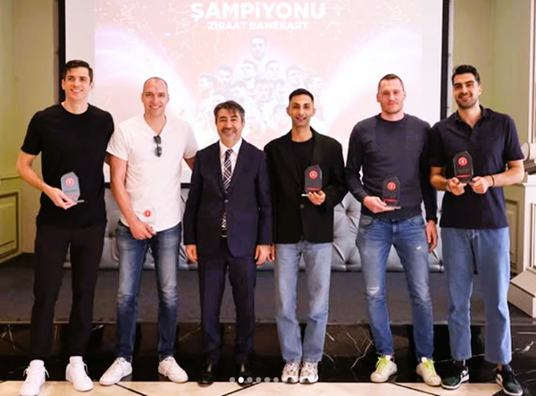 Ziraat Bankkart'tan 5 oyuncuya plaket