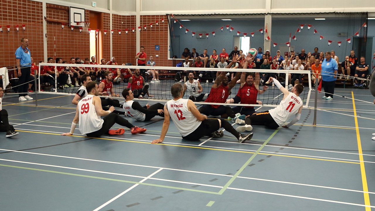 Oturarak Voleybol Milli Takımımız Hollanda'dan Gümüş Madalya ile döndü