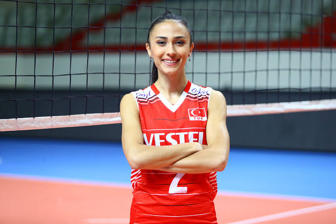 Milli voleybolcu Simge Aköz ameliyat olacak