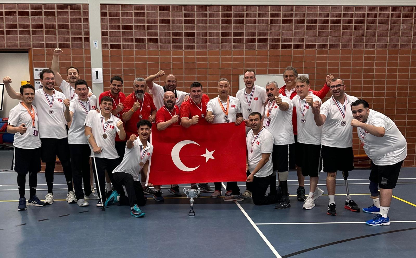 Oturarak Voleybol Milli Takımımız Hollanda'dan Gümüş Madalya ile döndü