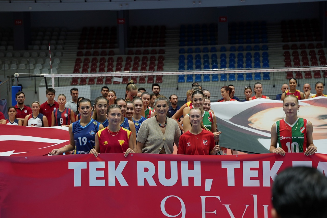 İzmir'in Kadın Voleybol Takımları Şehrin Kurtuluş Günü'nde Birlik Mesajı verdiler