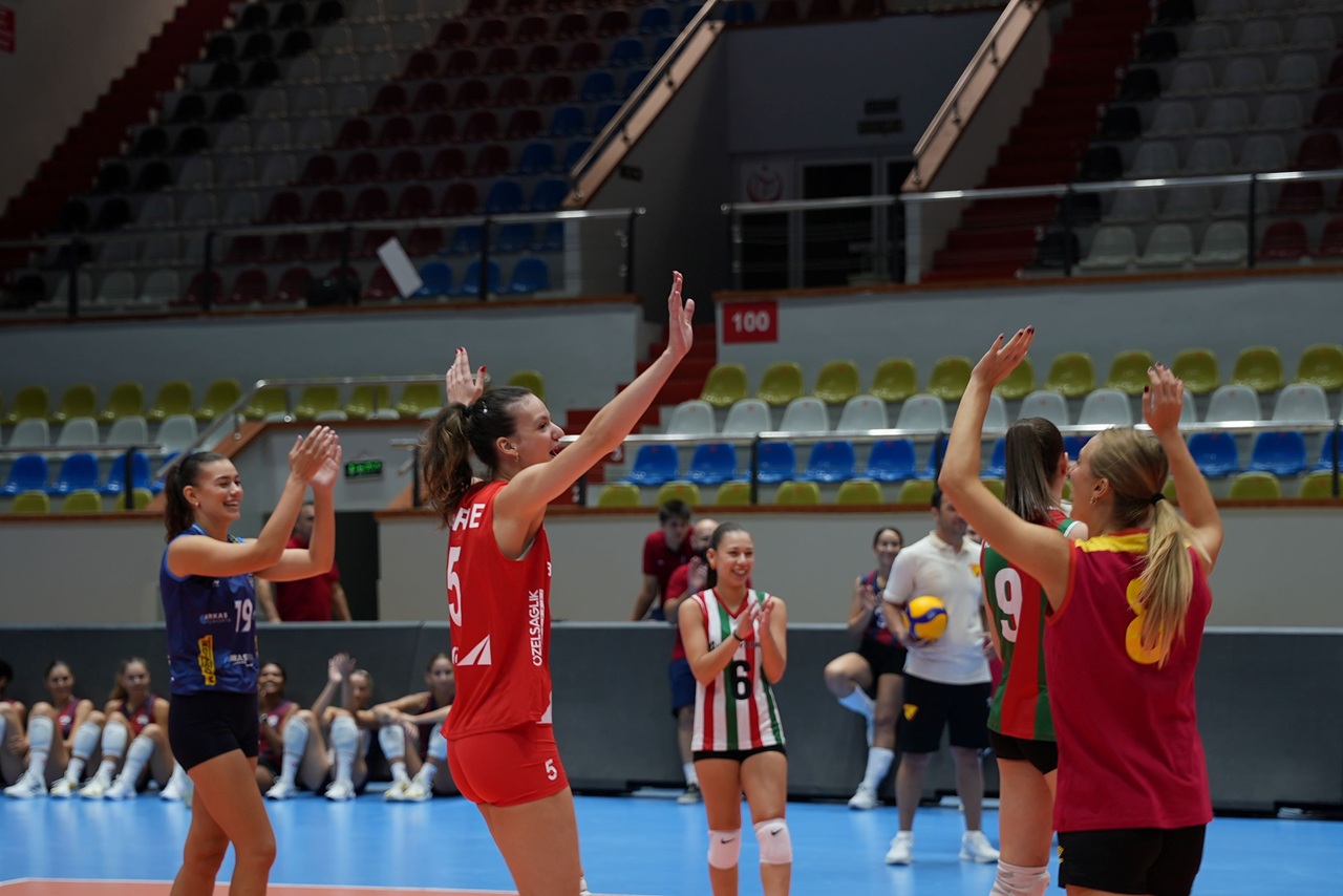 İzmir'in Kadın Voleybol Takımları Şehrin Kurtuluş Günü'nde Birlik Mesajı verdiler