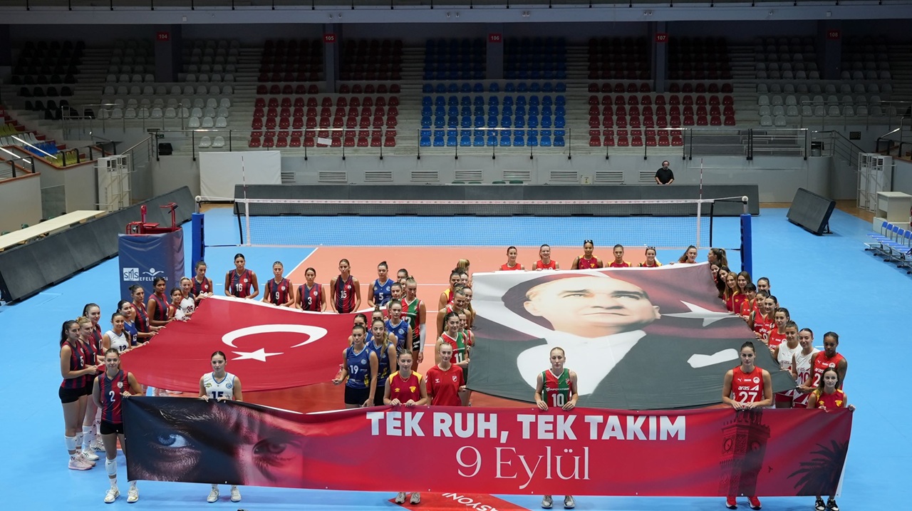 İzmir'in Kadın Voleybol Takımları Şehrin Kurtuluş Günü'nde Birlik Mesajı verdiler