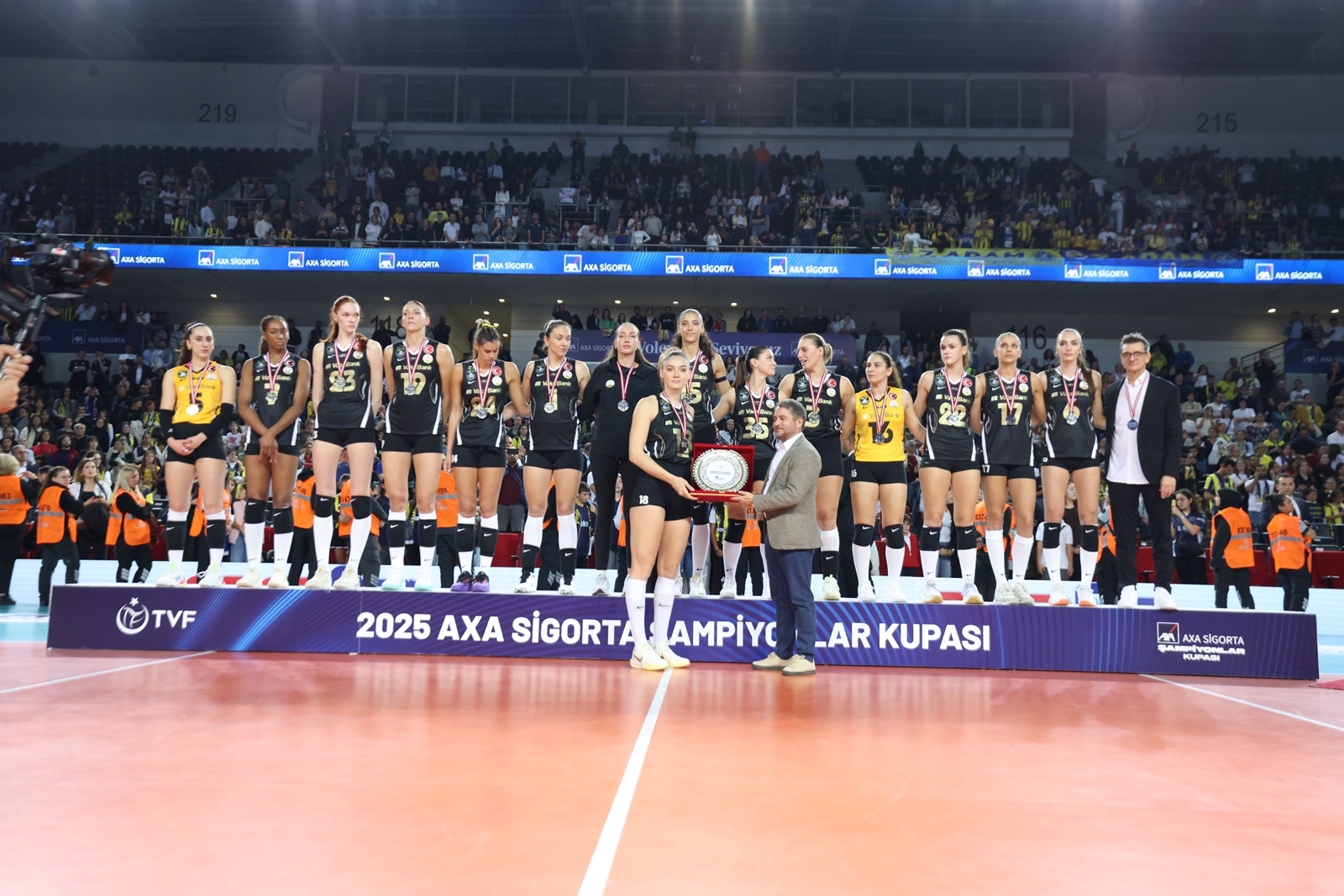 Şampiyonlar Kupası'nda MVP Vargas ve Fenerbahçe Kupasını aldı