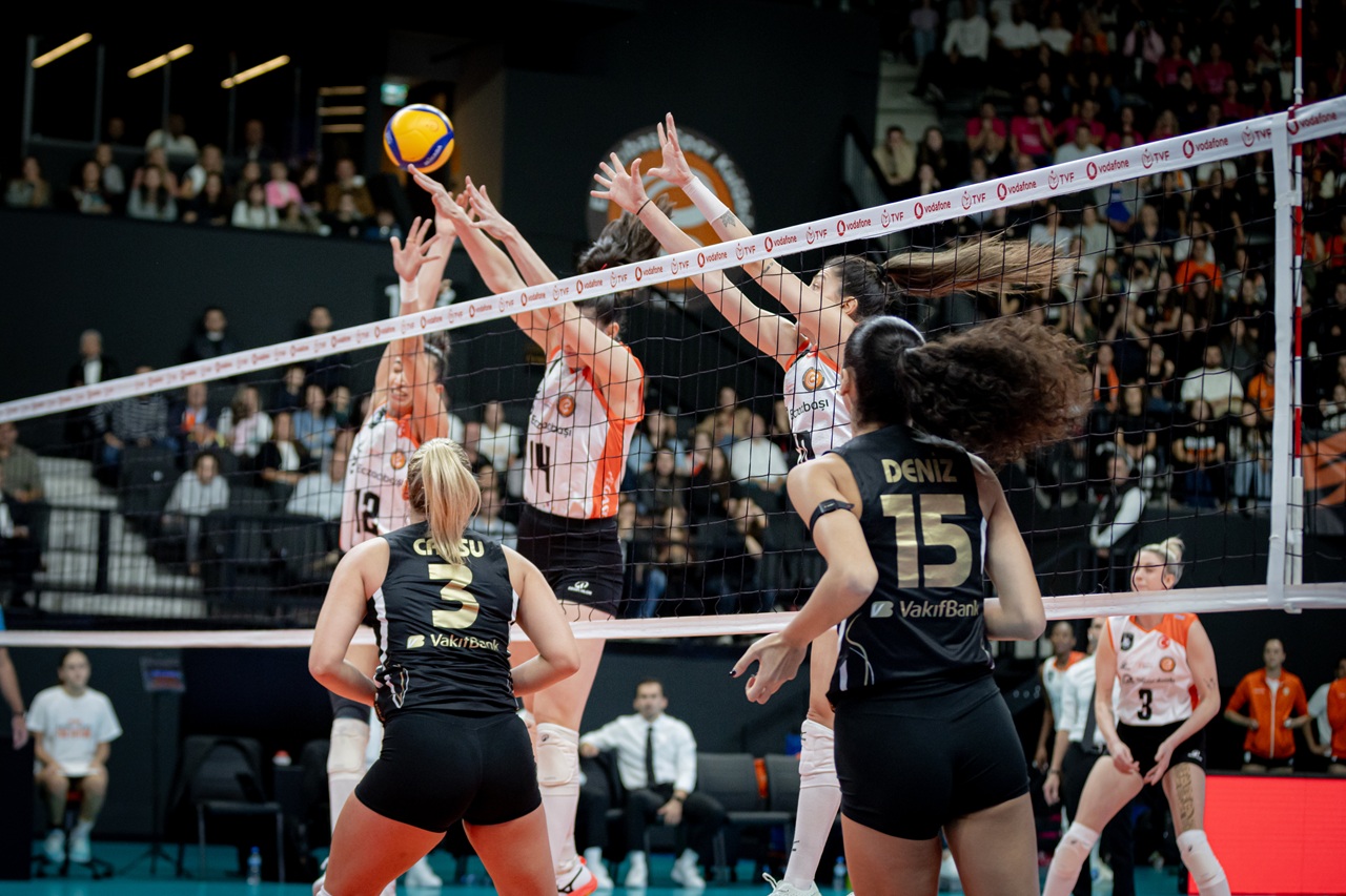 Yeni salondaki ilk derbide gülen VakıfBank oldu