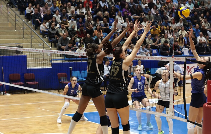 VakıfBank Aydın deplasmanında 3 puanı 3-0'lık skorla aldı