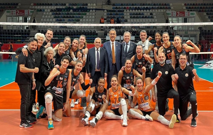 Sakarya Voleybol kritik maçta PTT'yi 3-2 yendi ilk yarıyı lider tamamladı