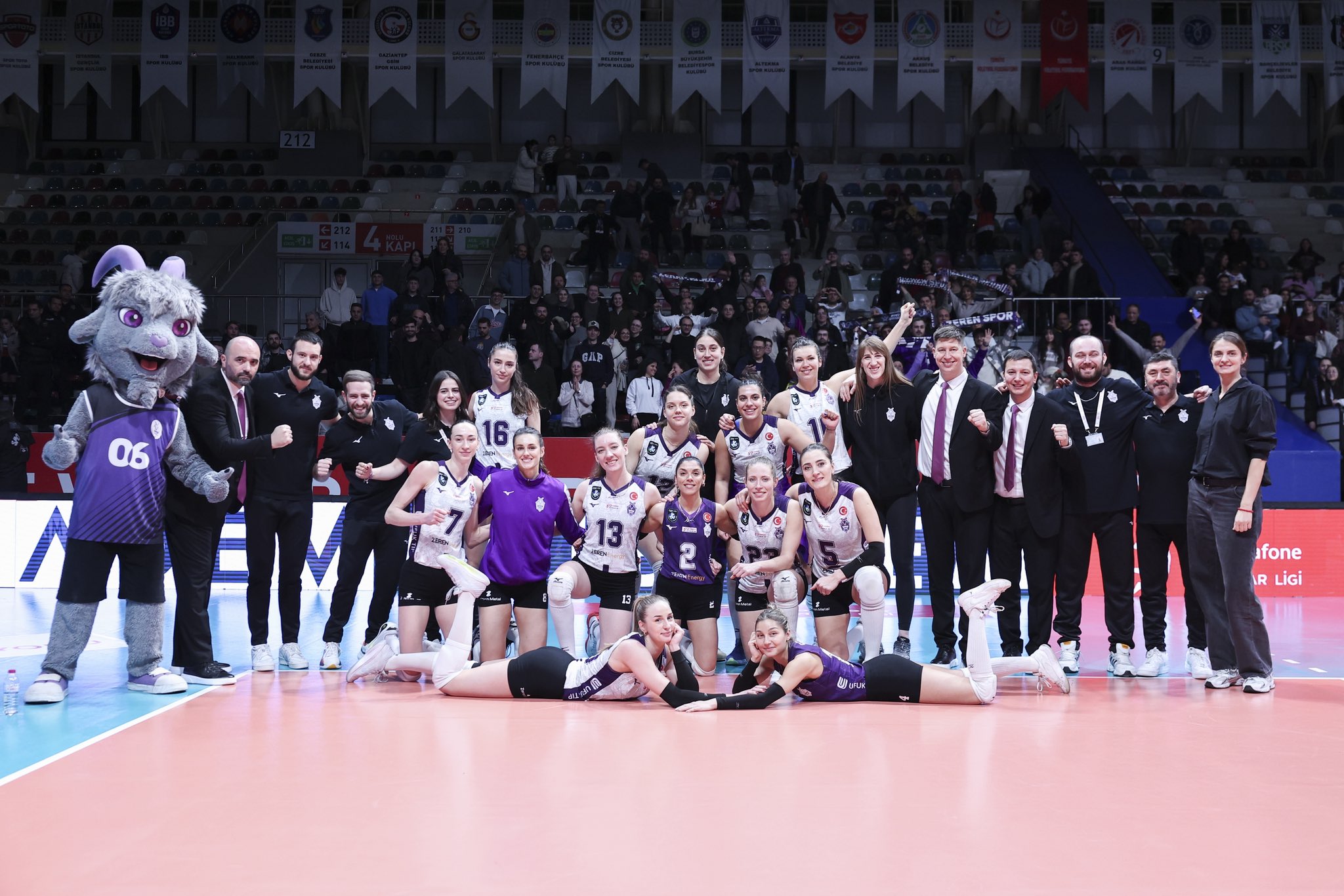 Sahada Uzelac ve Lazareva fırtınası: Zeren Spor Göztepe'ye set vermedi