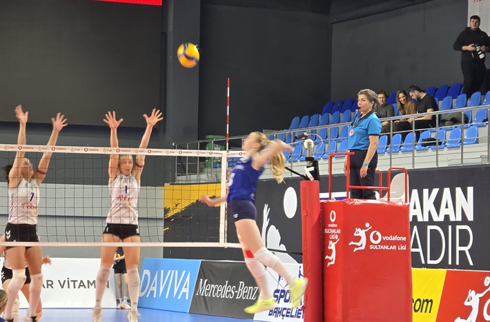 Nilüfer Belediyespor Eker Bahçelievler'e set vermedi