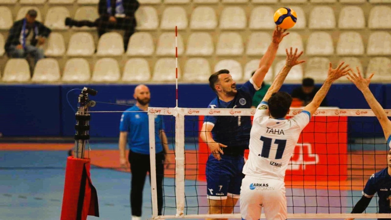 Arkas Spor'u Altın Set ile geçen Kocaeli BŞ Belediyesi Kağıt Spor finalde