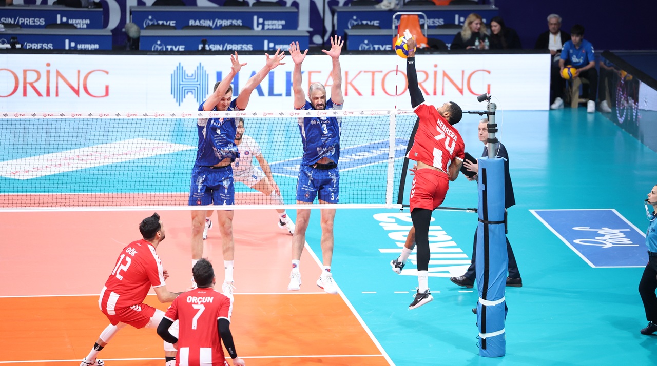 Spor Toto Halkbank'ı 3-2 yendi seride 1-0 öne geçti