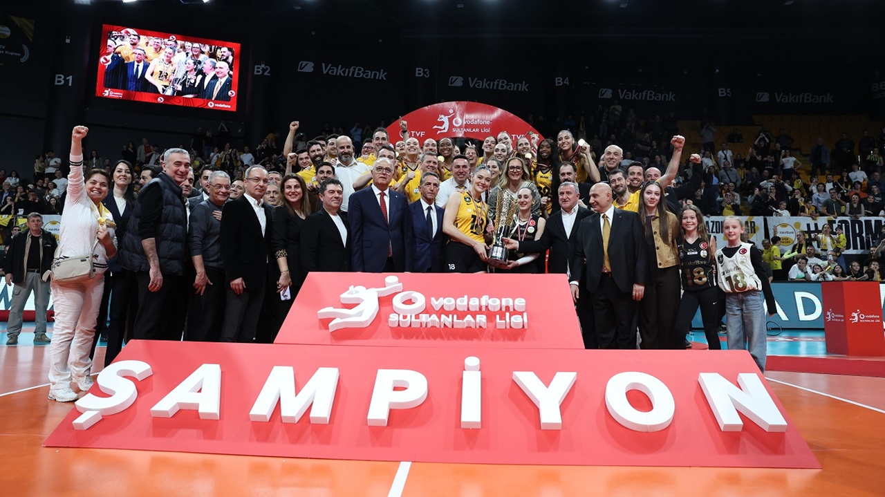 VakıfBank kupasını, sezonun en değerlileri ödüllülerini aldı