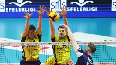 Halkbank'a ligde bir darbe de Fenerbahçe'den