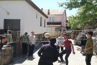 VİDEO HABER: Solhan'da yasak bitti, fileler kuruldu futbol topu ile voleybol oynandı