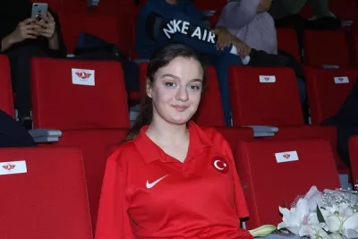 Dünya İkincisi Yüzücümüz Sümeyye Boyacı Burhan Felek'te