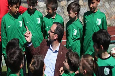 Bakan Kasapoğlu müjdeyi verdi! Altyapı sporcuları ücretsiz okuyabilecekler...