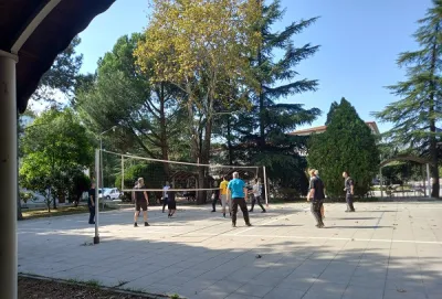 Yemek molasında voleybol