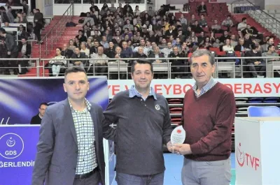 İstanbul VHG Derneği'nden Erdal Akıncı'ya Plaket