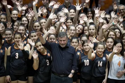 Faruk Eczacıbaşı, Geleceğe Smaç Turnuvası’nda genç voleybolcularla bir araya geldi