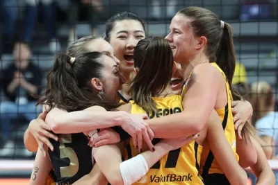 Eczacıbaşı'nı 3-0 yenen VakıfBank Şampiyon oldu