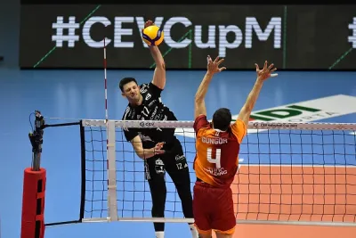 Galatasaray tur umudunu rövanşa bıraktı