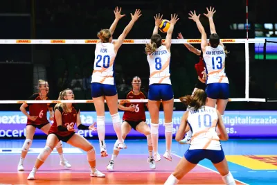 Hollanda 2 kez öne geçtiği maçta Almanya’yı 3-2 yendi