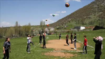 Leyla Aladağ Sarıçiçek Köyü'nde Geleceğin Voleybolcularını Yetiştiriyor