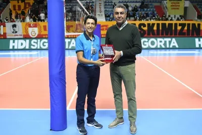 TVF'den Türk Hakemliğinin Gururu Özbar'a Plaket