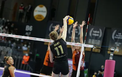 Cim Bom ilk dört, VakıfBank ise liderlik için sahada
