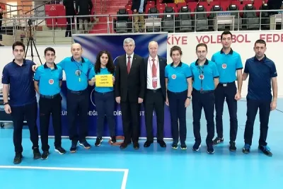 Hakemlerden 'Geçmiş Olsun Kazım Abi' pankartı