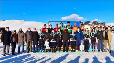 İstiklal Kupası Kar Voleybolu Turnuvası'nda İlk Şampiyonlar Belli Oldu