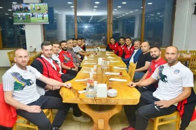 Akkuş Belediye Başkanı İsa Demirci, voleybolcularla yemekte buluştu