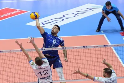 İlk set Altekma'nın diğerleri Arkas Spor'un