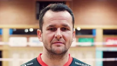 Voleybol Maçlarında Davul Çalan Okul Müdürü