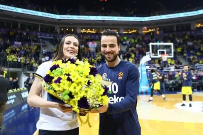 Fenerbahçe Basketbol Takımından Kaptan Eda Erdem'e sevgi seli