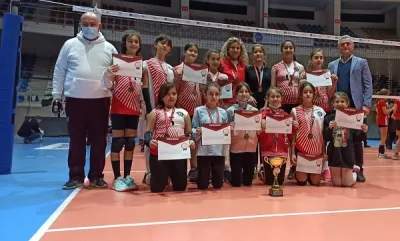 Spor alanı bulunmayan Dikili Cumhuriyet Ortaokulu İzmir Şampiyonu Oldu