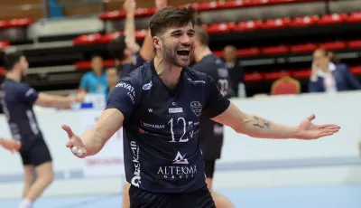 Altekma orta oyuncu Emir ile devam ediyor