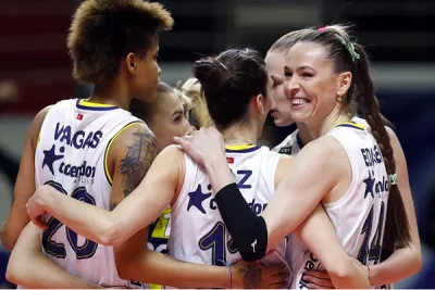 Fenerbahçe Opet set vermeden Final'de