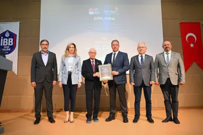 İBB'nin Şeref Bayrağı Salona Asıldı