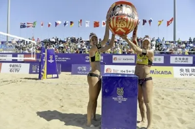 İspanyol Bayrağını Plajda Dalgalandıran İkili