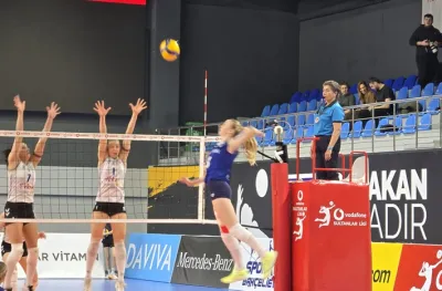 Nilüfer Belediyespor Eker Bahçelievler'e set vermedi