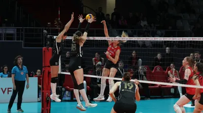 VakıfBank 5 Setlik Mücadelede THY'yi 3-2 Yendi