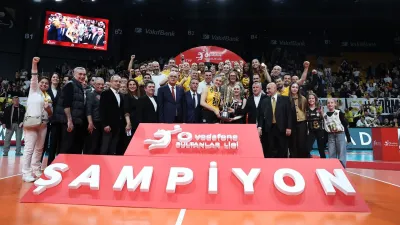 VakıfBank kupasını, sezonun en değerlileri ödüllülerini aldı