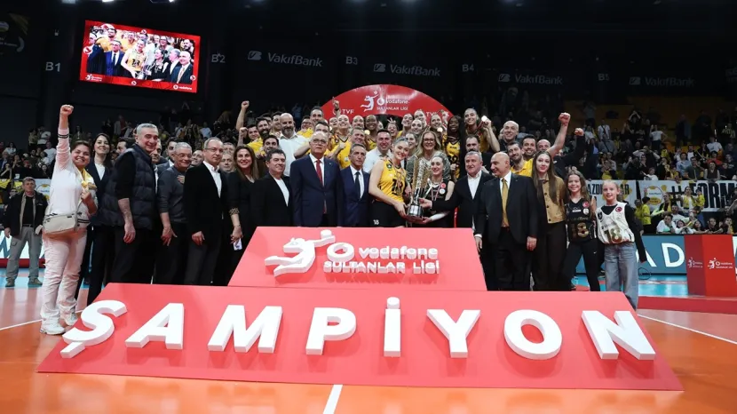 VakıfBank kupasını, sezonun en değerlileri ödüllülerini aldı